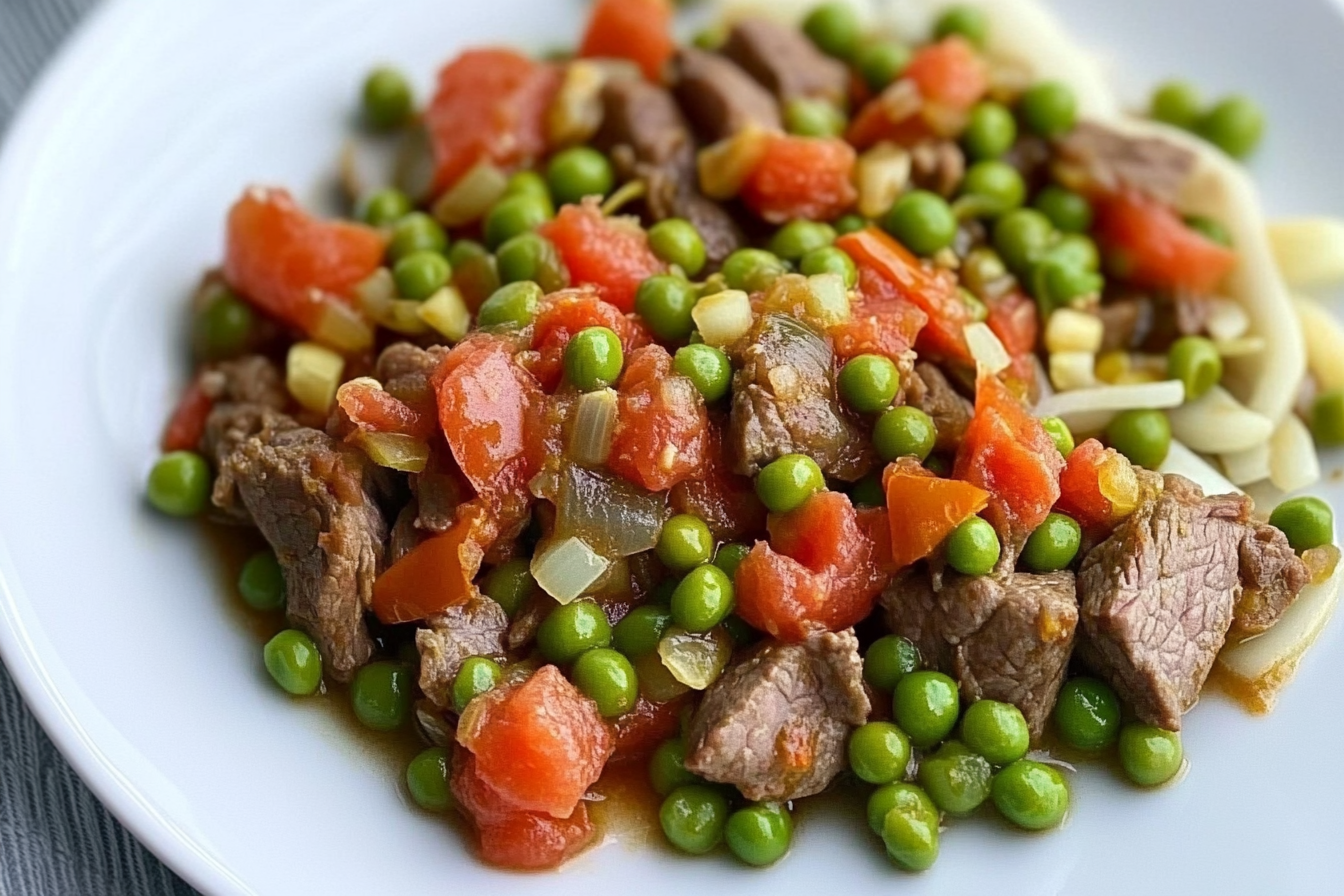 Guisants aux tomates et viande