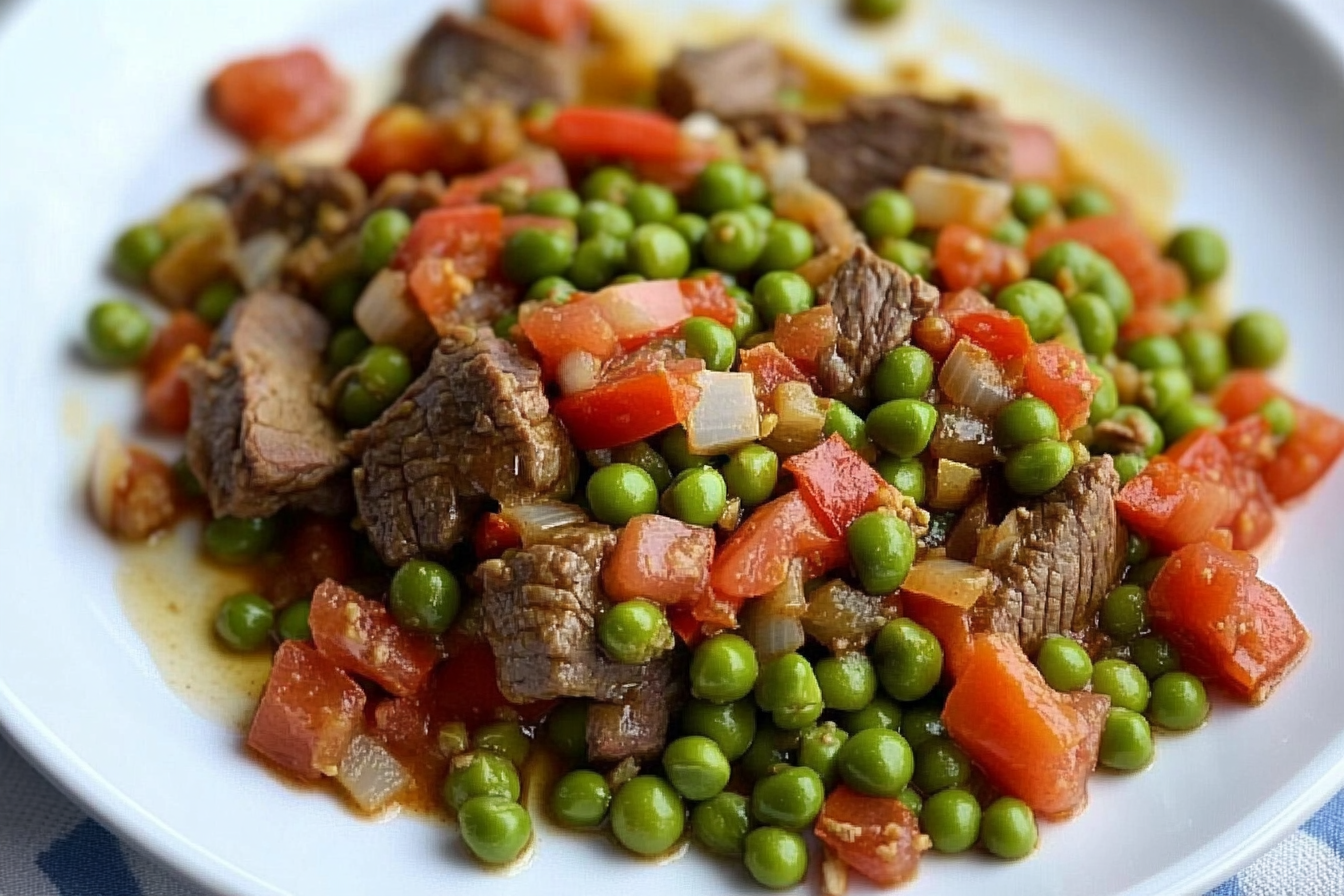 Guisants aux tomates et viande