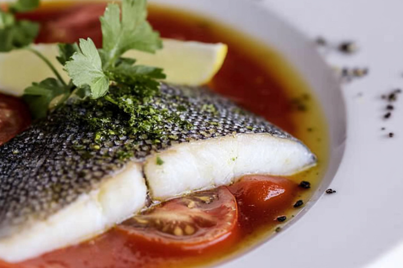 Bacalao croustillant sur tomate