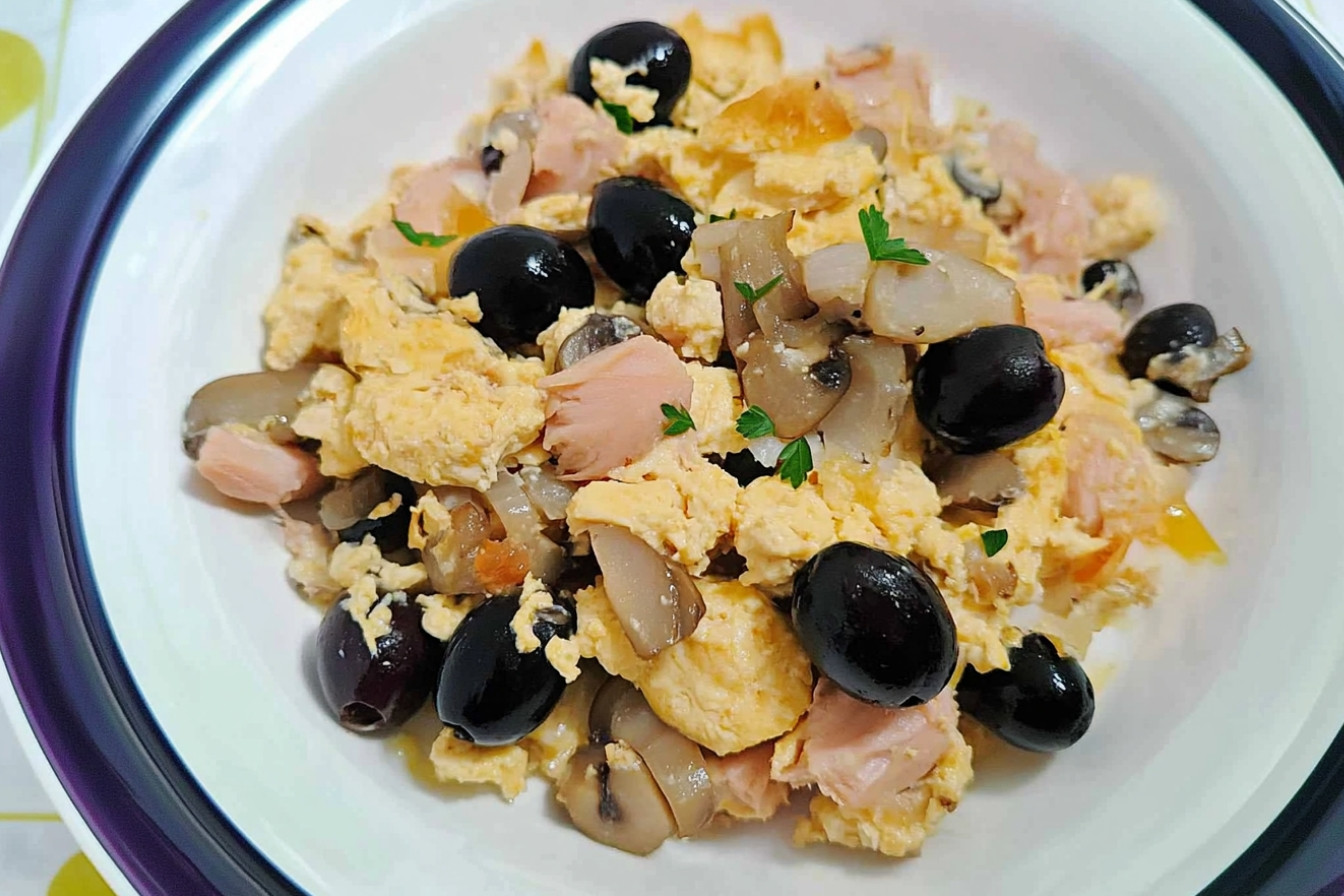 Omelette champignons thon olives noires