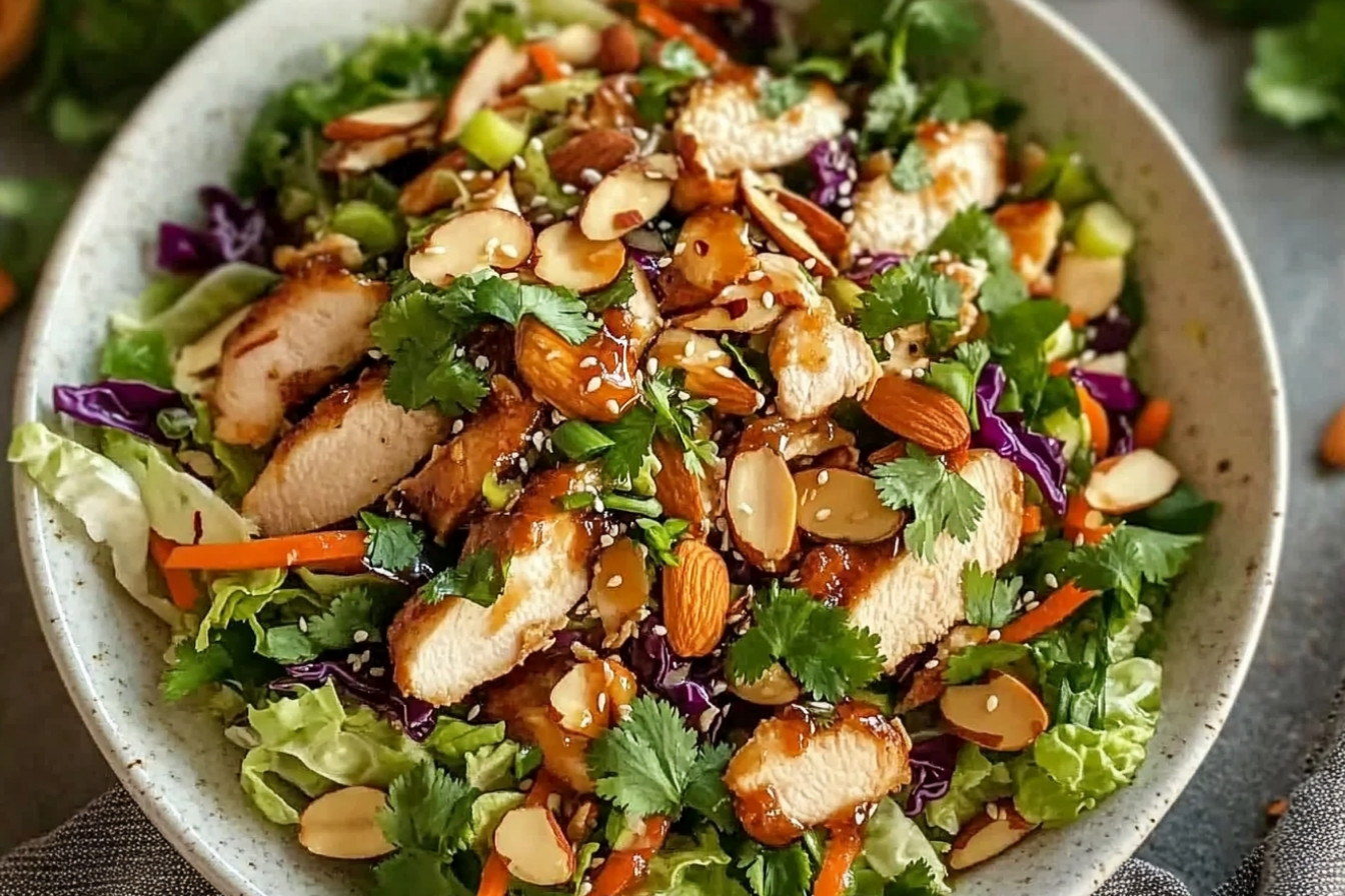 Salade croquante au poulet asiatique